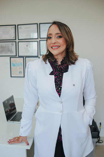 Dra. Sheila Martani de uniforme médico